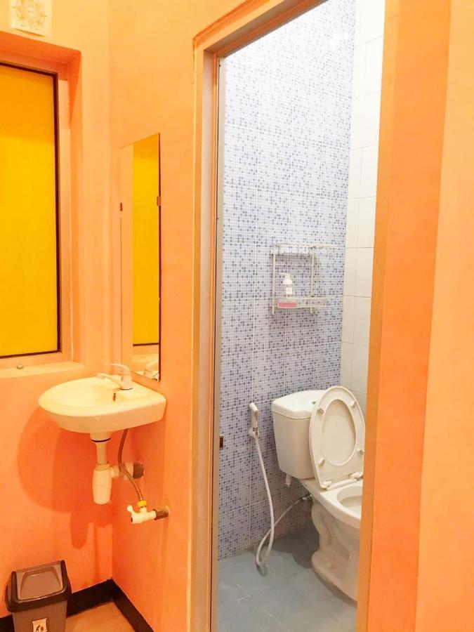 Roomz Budget Residence Semarang Exteriör bild